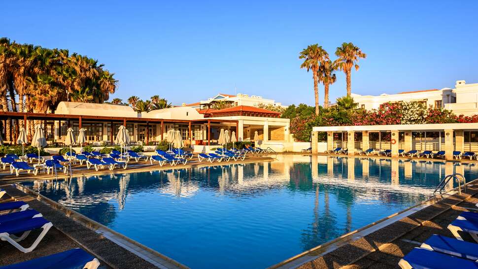 Een foto van het zwembad bij Annabelle Beach Resort
