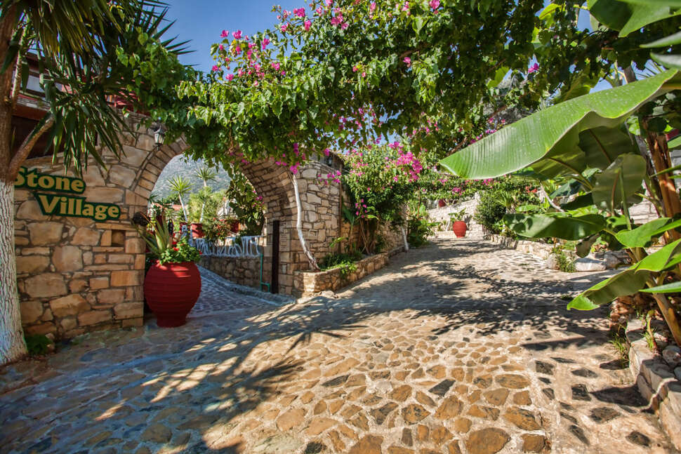 Ein Foto von der Außenansicht des Stone Village Petrino Horio