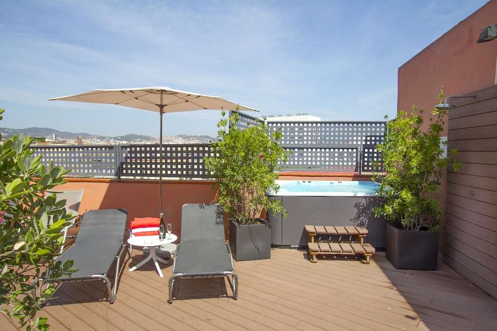 Ein Foto von der Terrasse im Hotel Garbi Millenni