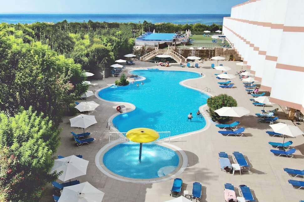 Een foto van het zwembad bij Avlida Hotel