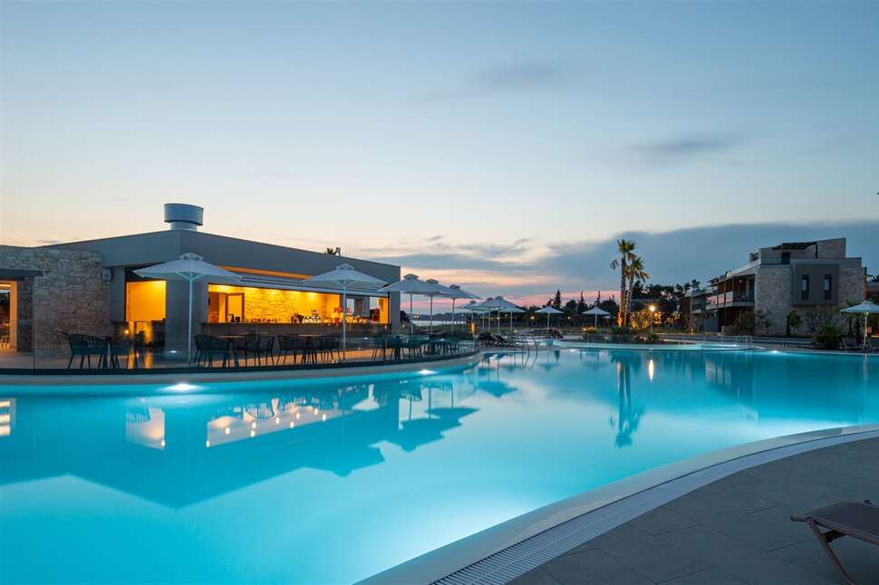 Een foto van het zwembad bij Portes Lithos Luxury Resort