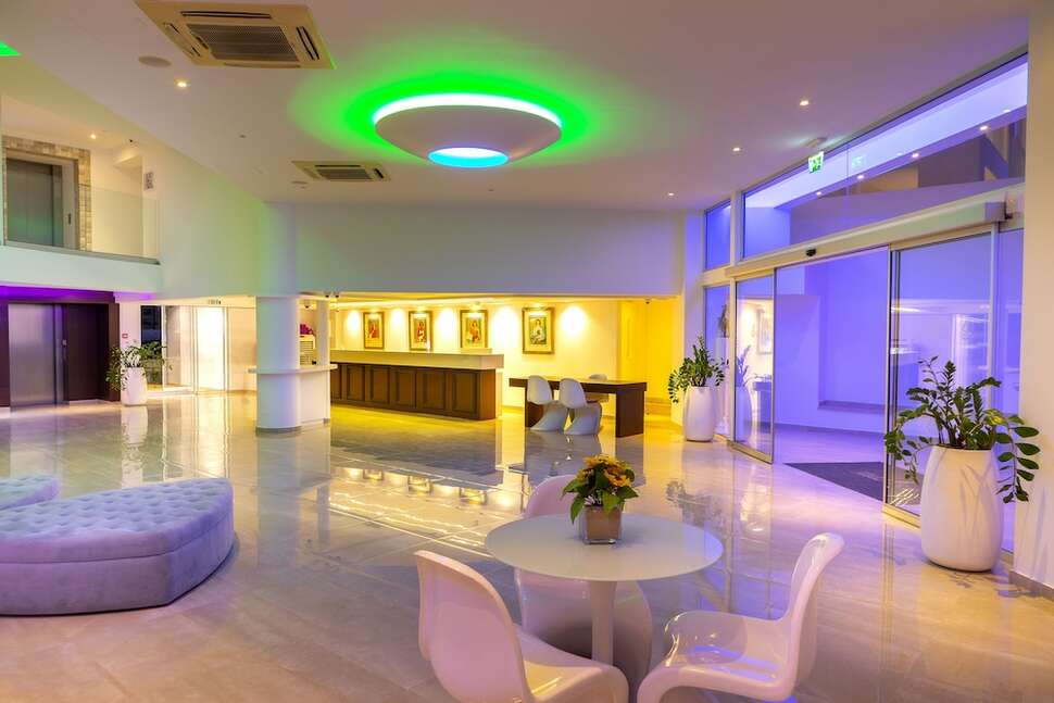 Een foto van het interieur van Limanaki Beach Hotel