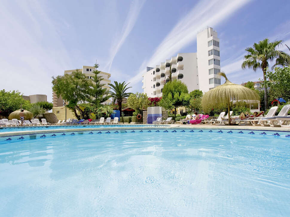 Een foto van het zwembad bij BG Pamplona Hotel