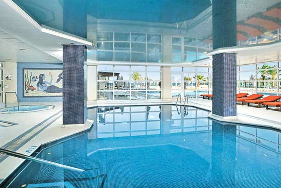 Een foto van het zwembad bij Allsun Hotel Borneo