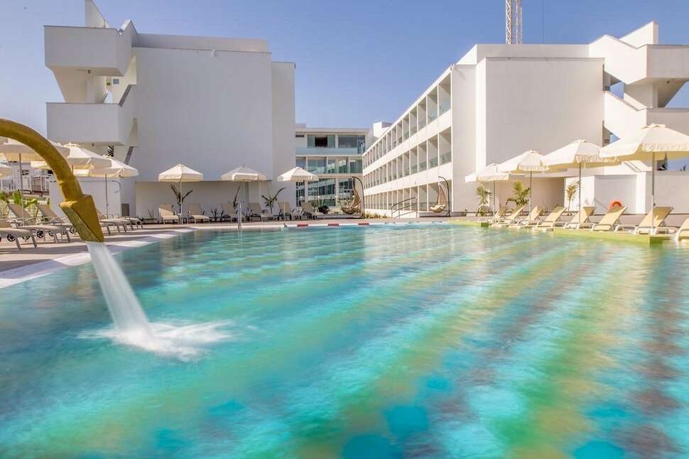 Een foto van het zwembad bij Nicholas Color Hotel