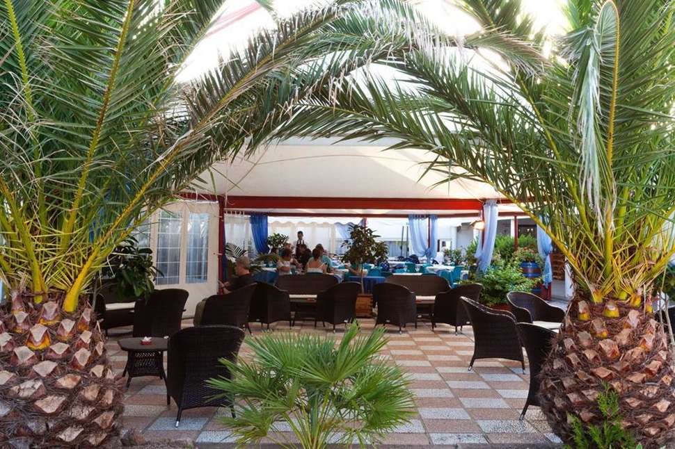 Een foto van het terras bij Camping Village Baia Blu La Tortuga