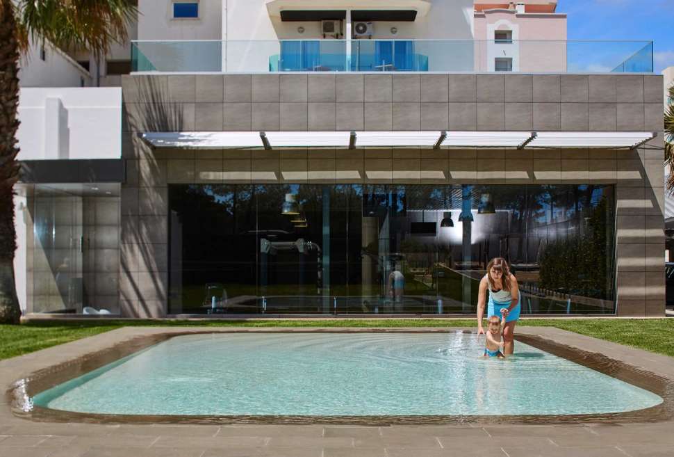 Een foto van het zwembad bij Hotel Alcazar