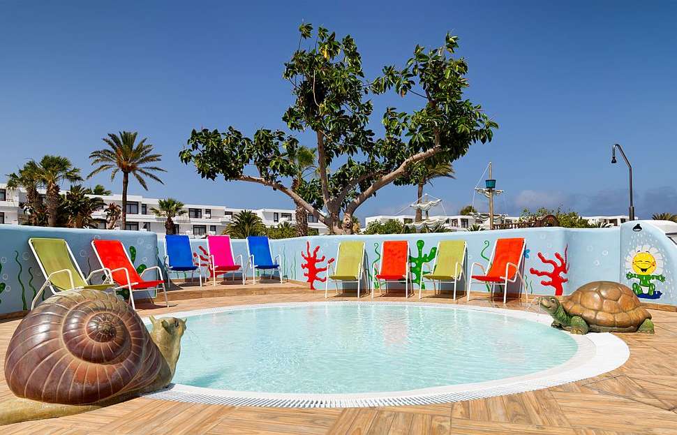 Een foto van het zwembad bij H10 Suites Lanzarote Gardens