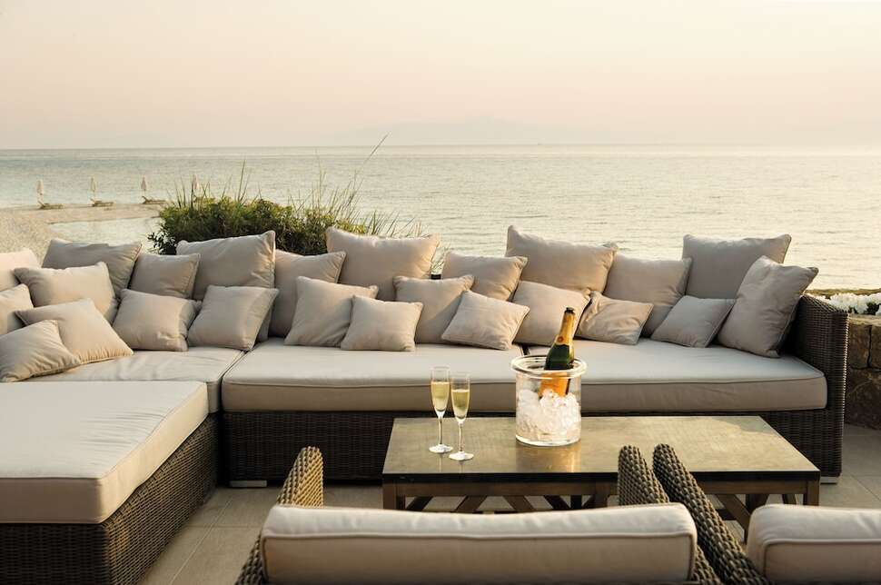 Een foto van het terras bij Sani Beach Club