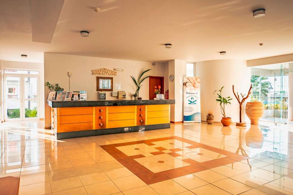 Een foto van het interieur van Evripides Village Beach Hotel