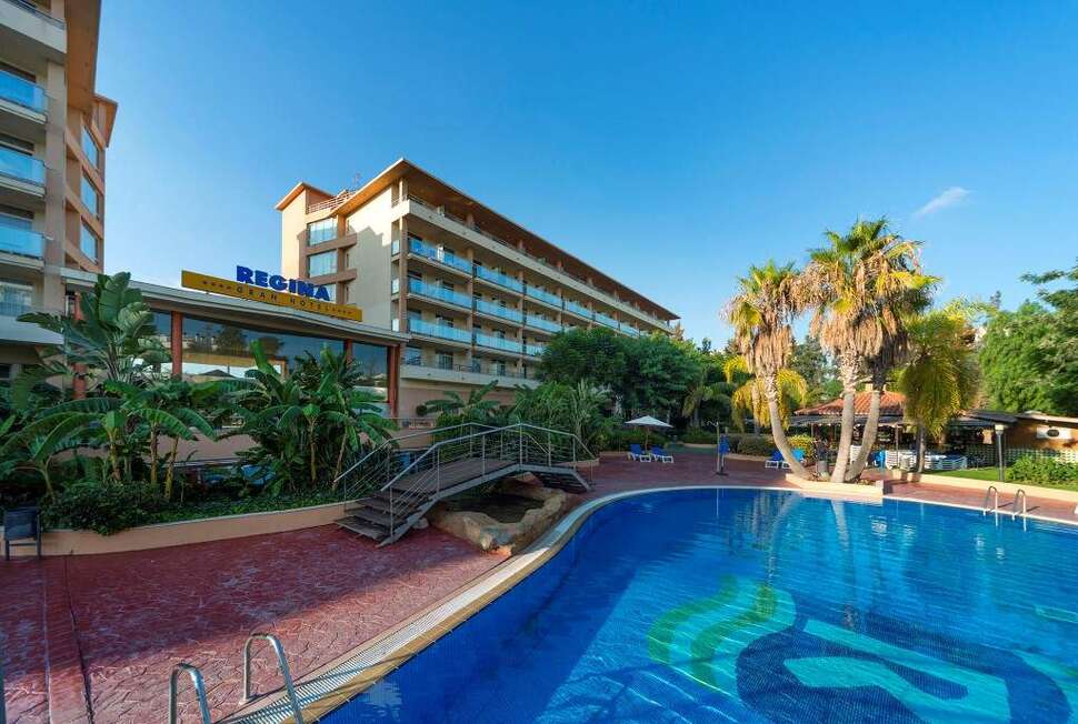 Een foto van het zwembad bij 4R Regina Gran Hotel