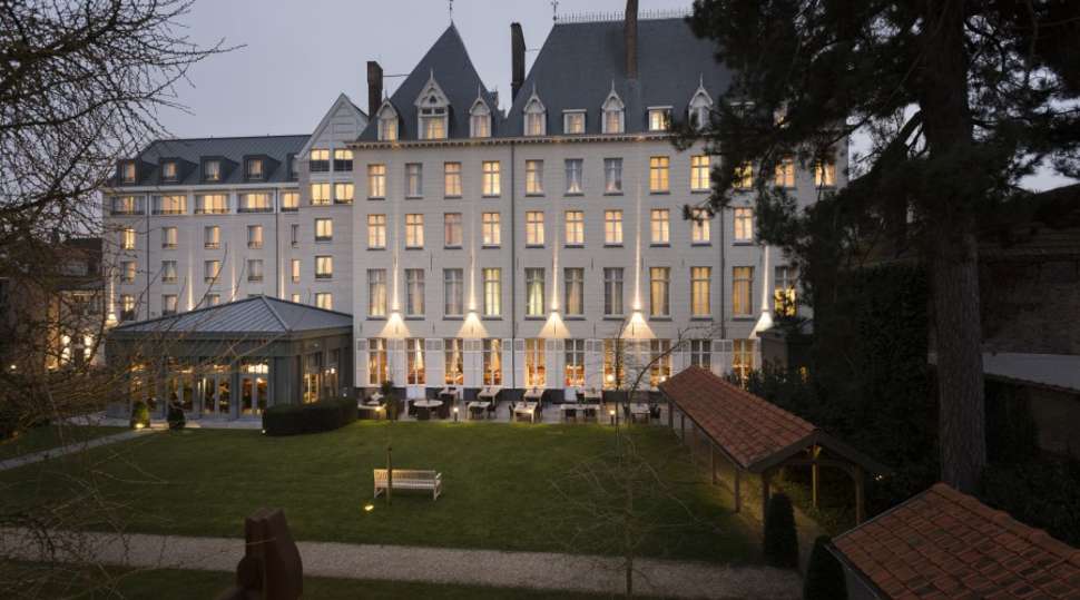 Een foto van de buitenkant van Dukes' Palace