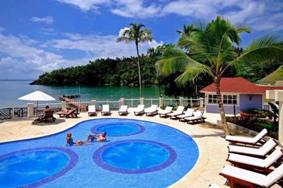 Een foto van het zwembad bij Grand Bahia Principe Cayacoa