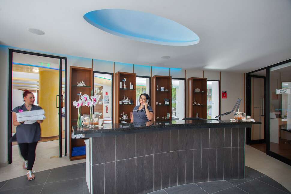 Een foto van het interieur van Cavo Maris Beach Hotel