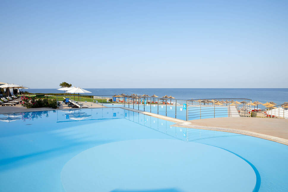 Een foto van het zwembad bij Istion Club & Spa