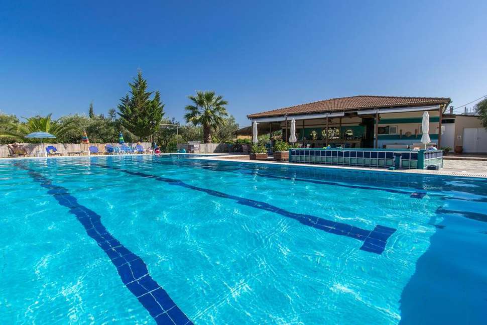 Een foto van het zwembad bij Zante Nest Studios & Appartementen