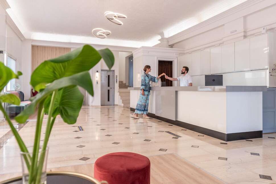 Een foto van het interieur van Azure Mare Hotel