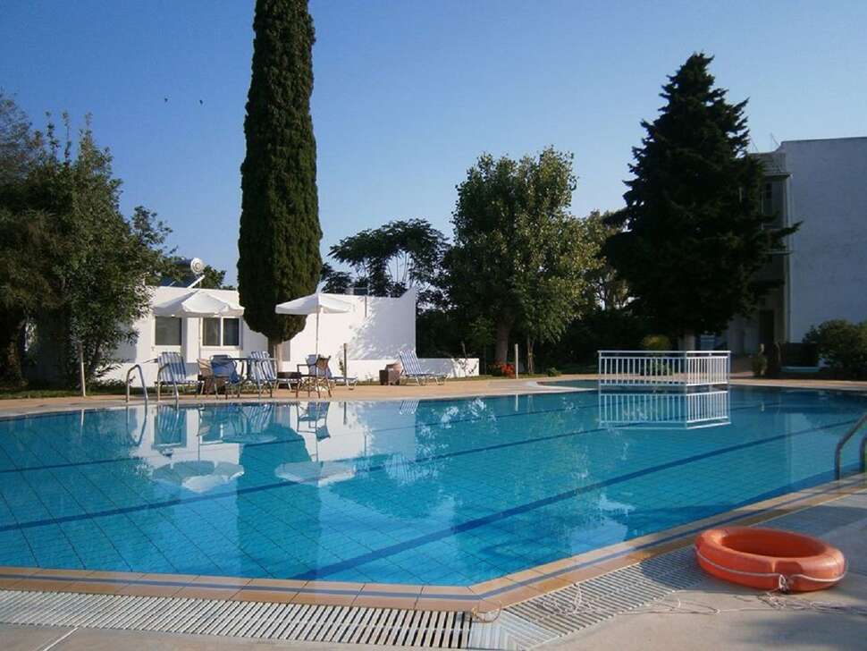 Een foto van het zwembad bij Theodorou Beach Hotel