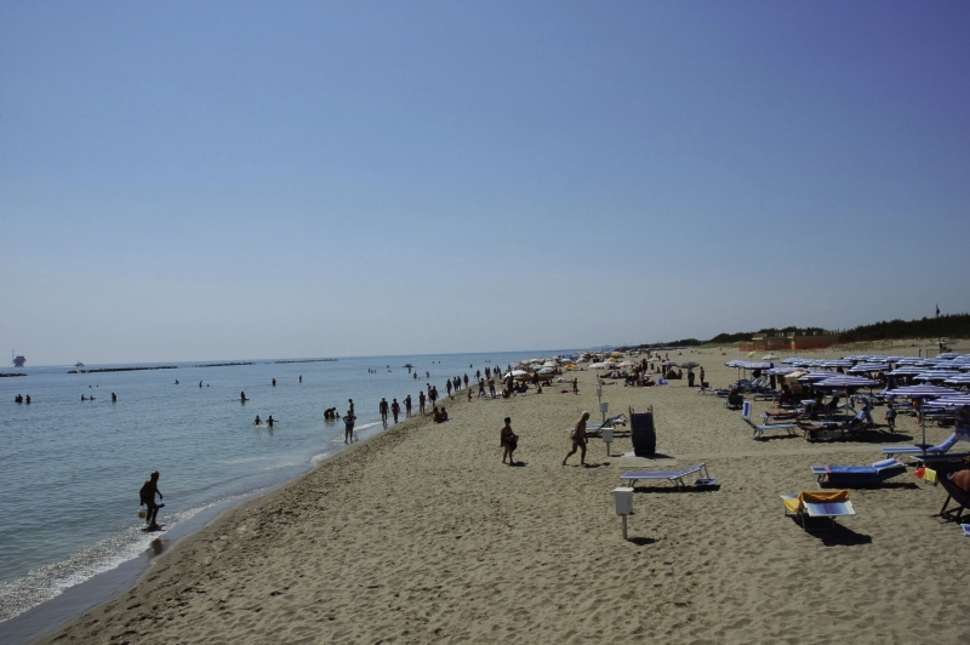 Een foto van het strand bij Long Beach Village