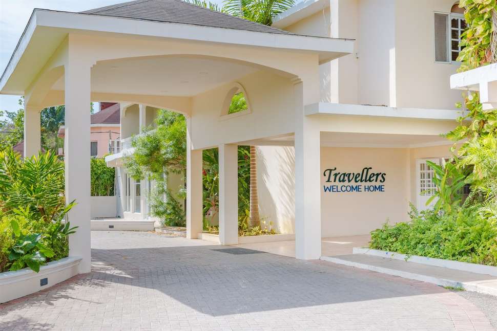 Een foto van de buitenkant van Travellers Beach Resort