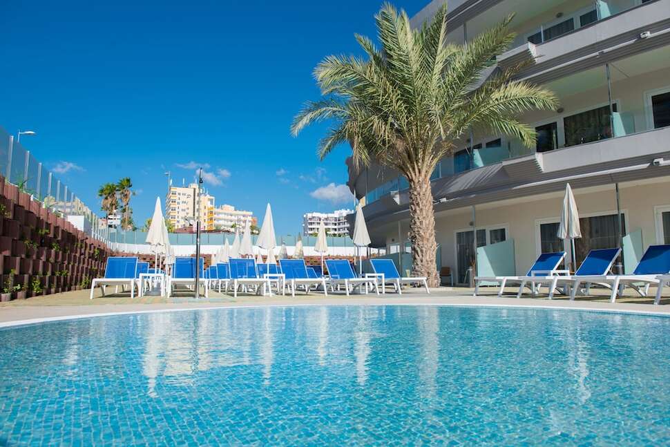 Een foto van het zwembad bij HL Suitehotel Playa del Ingles