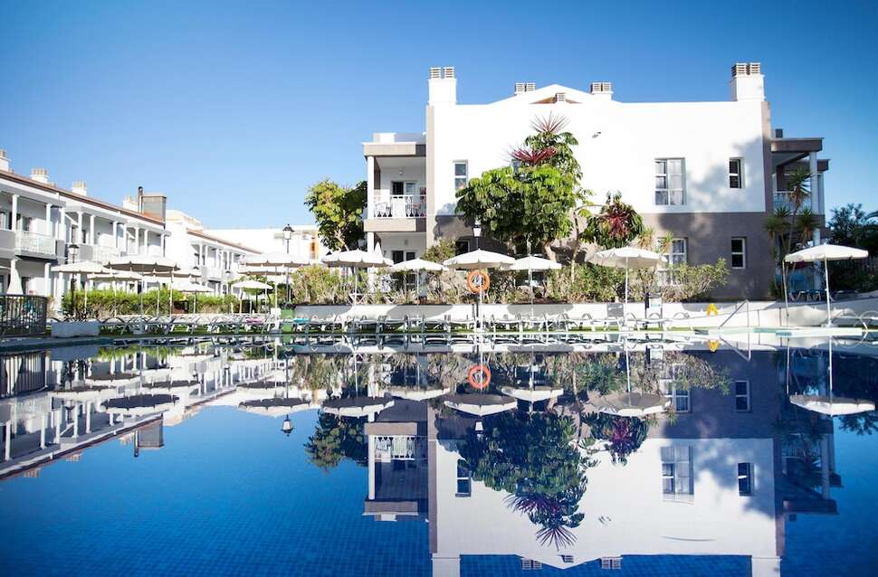 Een foto van het zwembad bij Coral Hotel Compostela Beach Golf Club