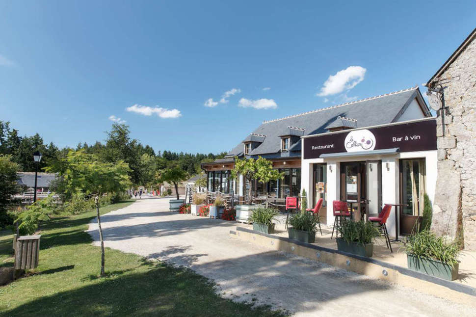 Een foto van de buitenkant van Les Ormes Domaine & Resort