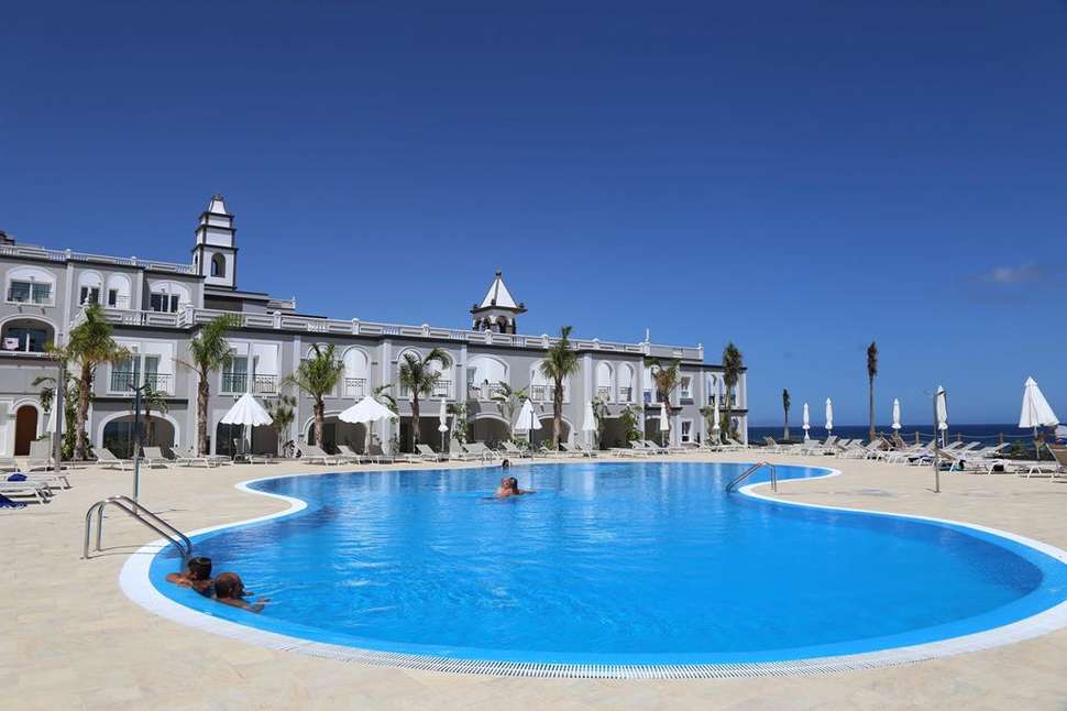 Een foto van het zwembad bij Royal Palm Resort & Spa