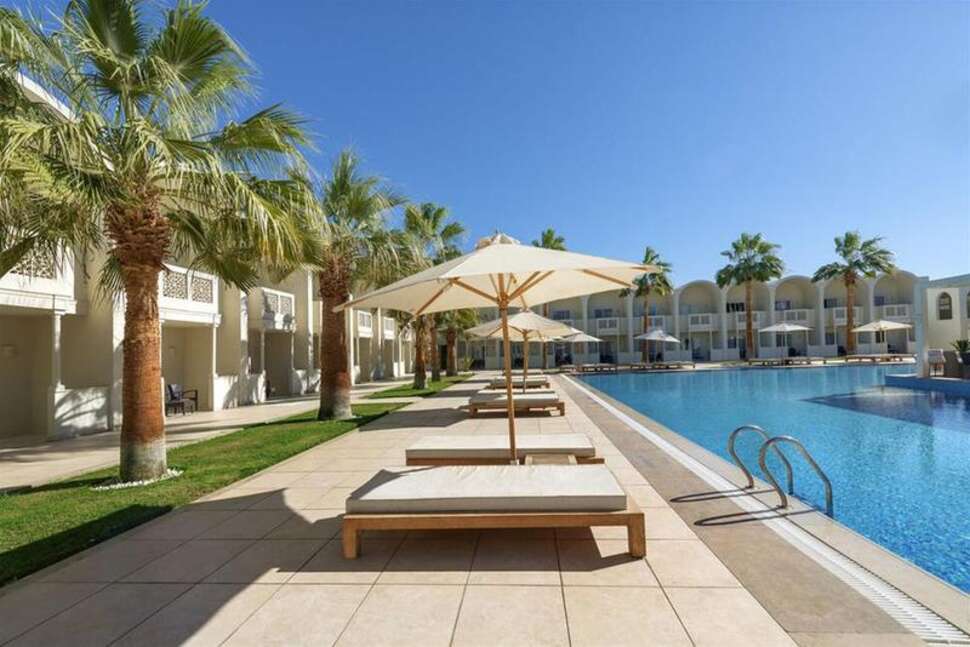 Een foto van het zwembad bij Reef Oasis Blue Bay Resort & Spa