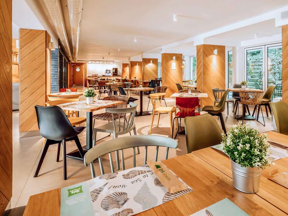 Ein Foto Ibis Styles Golden Sands Roomer