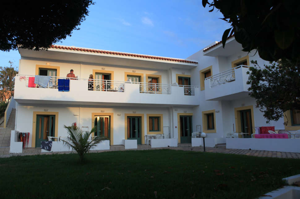 Een foto van de buitenkant van Nikolas Villas Appartementen