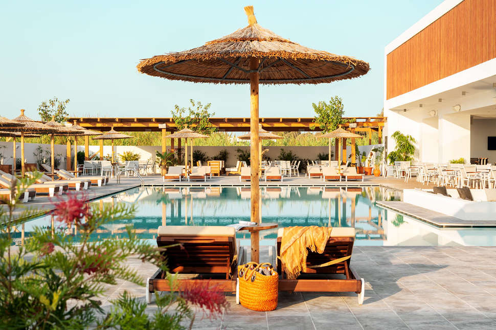 Een foto van het zwembad bij Pearl Beach Hotel