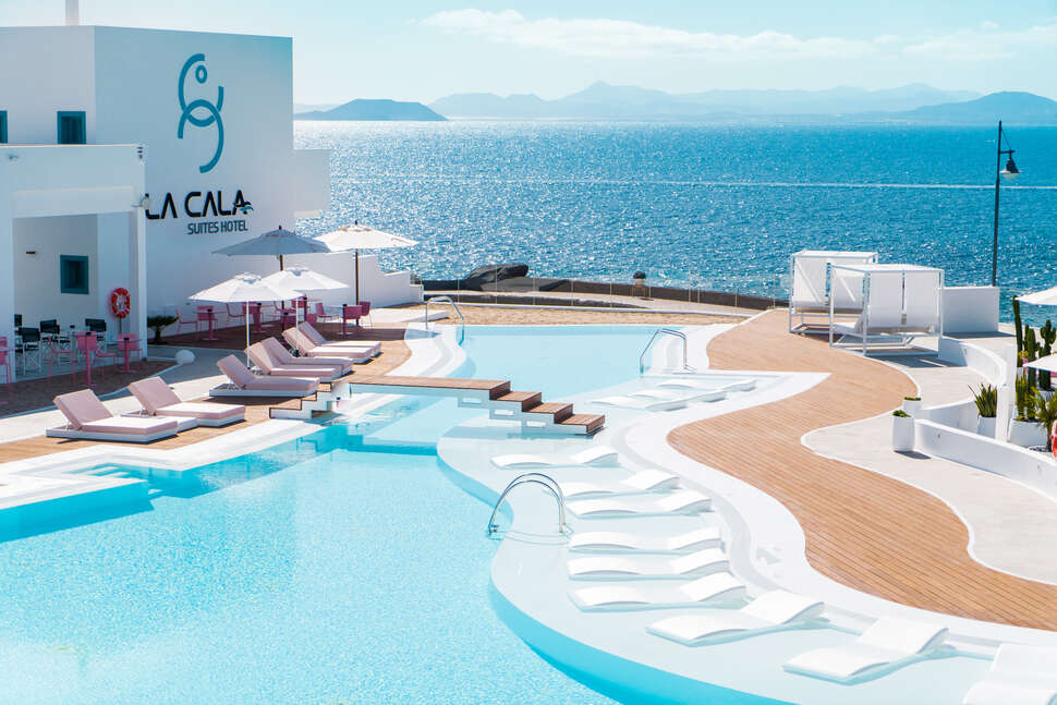 Een foto van het zwembad bij CalaLanzarote Suites Hotel
