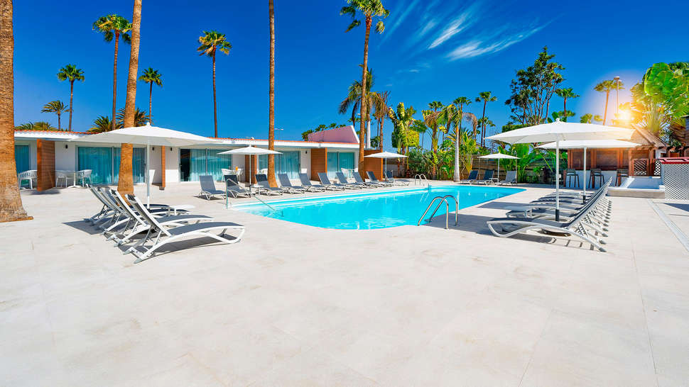 Een foto van het zwembad bij Sanom Beach Resort
