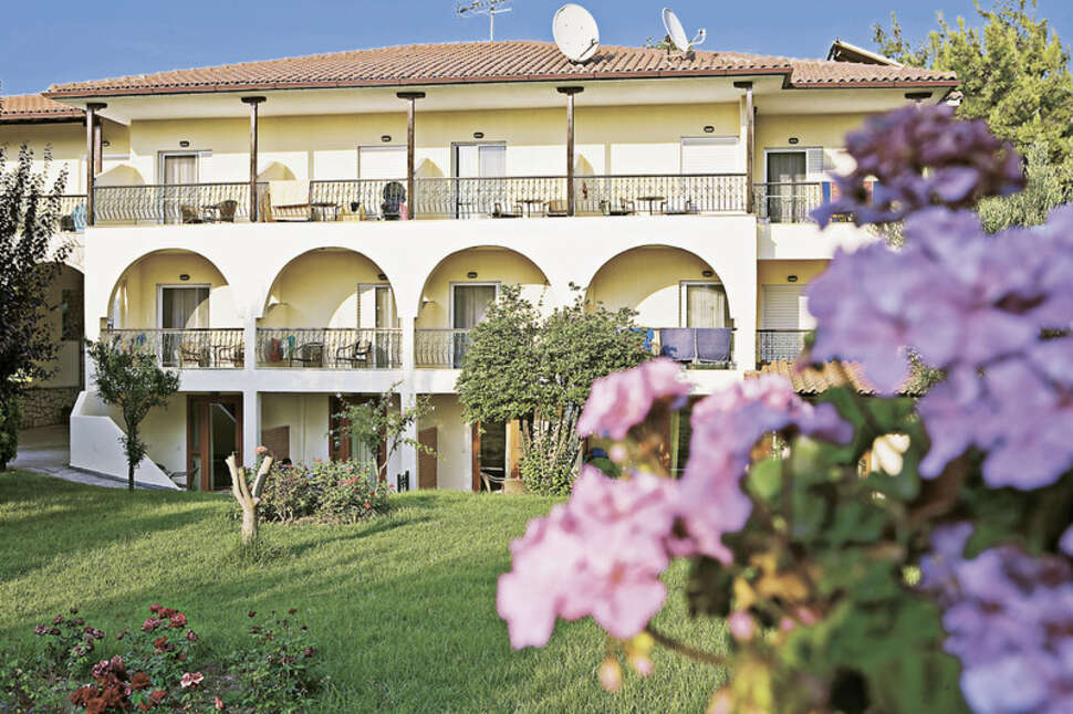 Een foto van de buitenkant van Portes Beach Hotel
