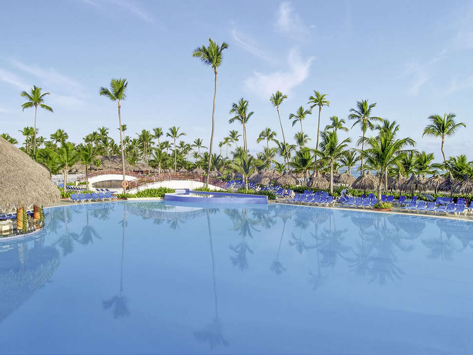Een foto van het zwembad bij Grand Bahia Principe Turquesa