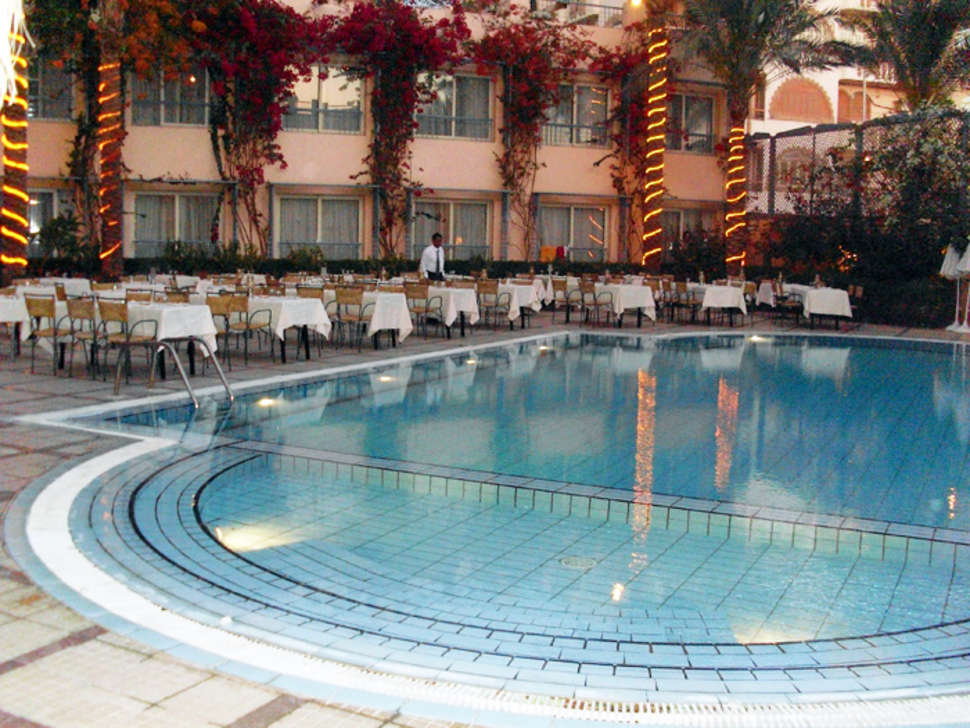 Een foto van het zwembad bij Sea Garden Hotel