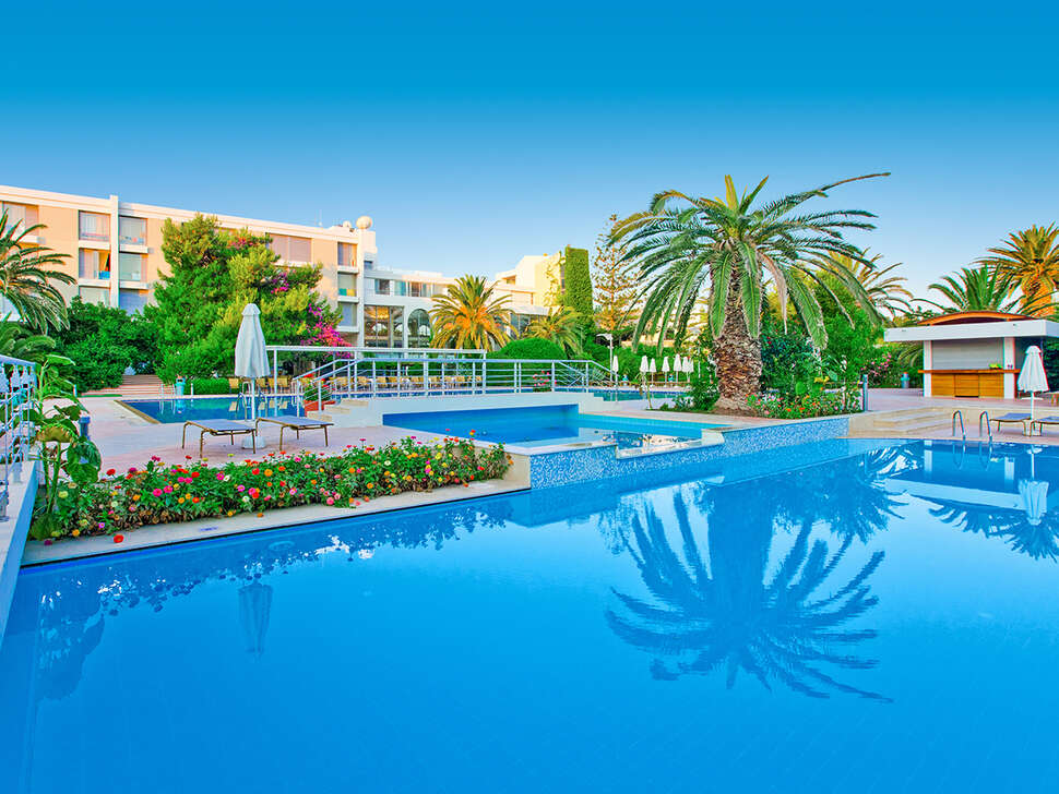 Ein Foto vom Pool im Caravia Beach Hotel