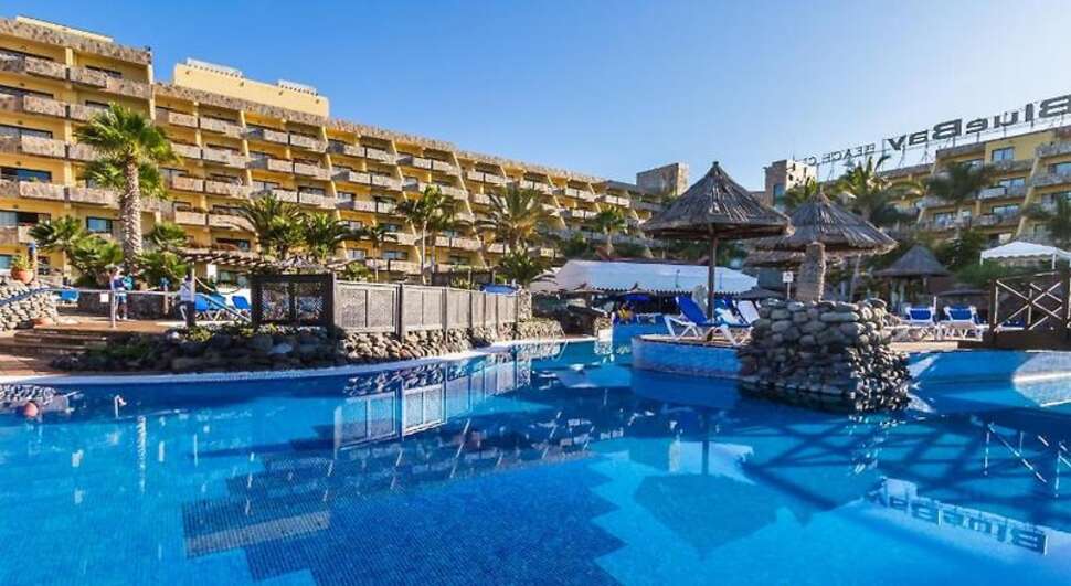 Een foto van het zwembad bij BlueBay Beach Club