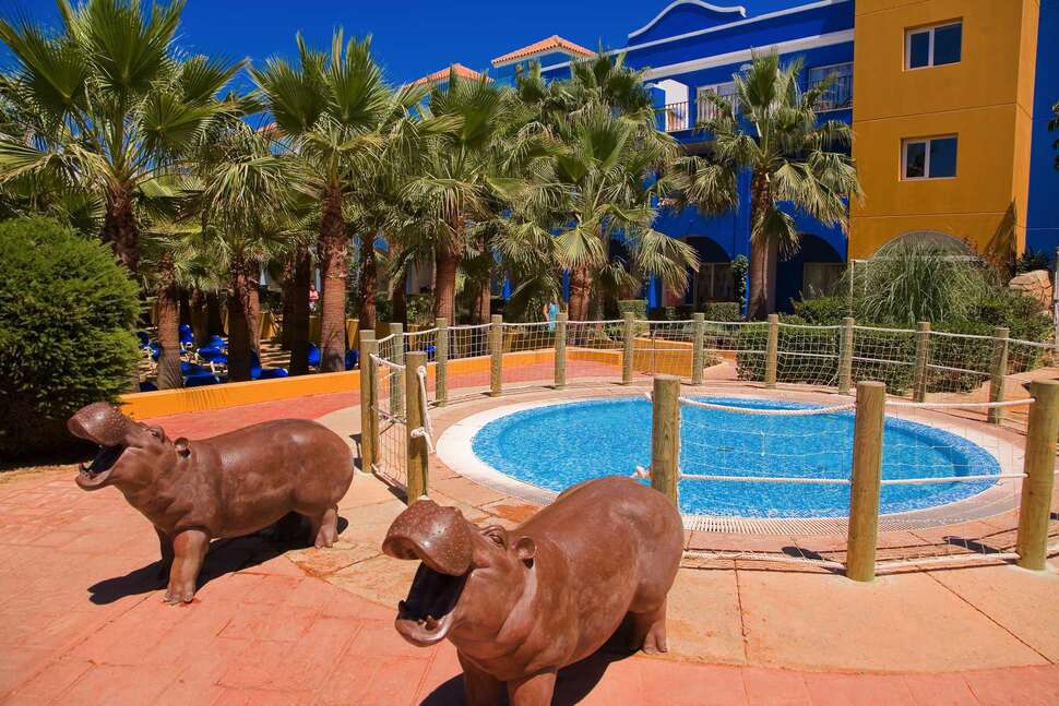 Een foto van het zwembad bij Playaballena Hotel