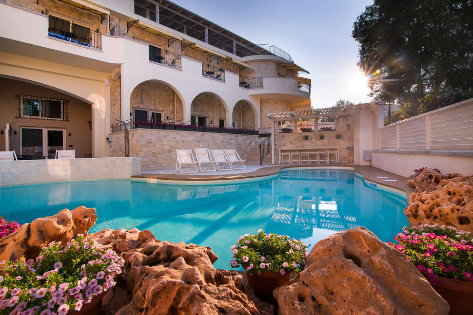 Een foto van een overzicht van Neikos Mediterraneo Luxury Suites