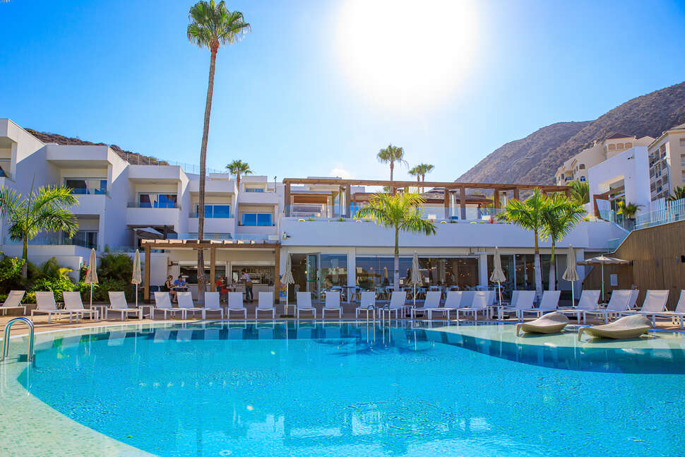 Een foto van het zwembad bij Ohasis Boutique Suites