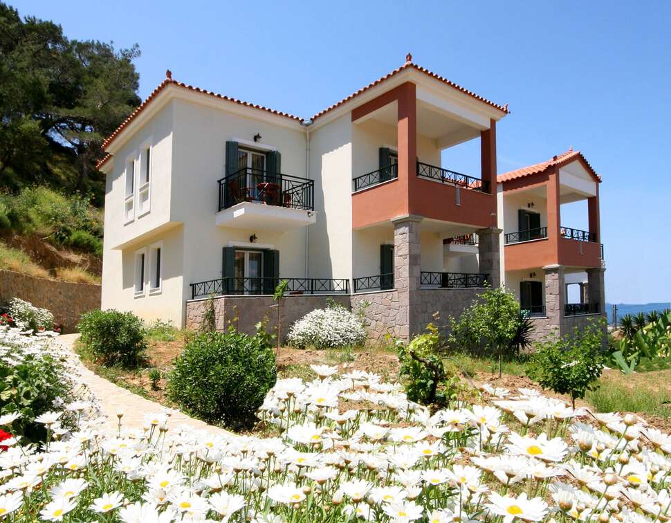 Een foto van de buitenkant van Alma Beach Hotel & Appartementen