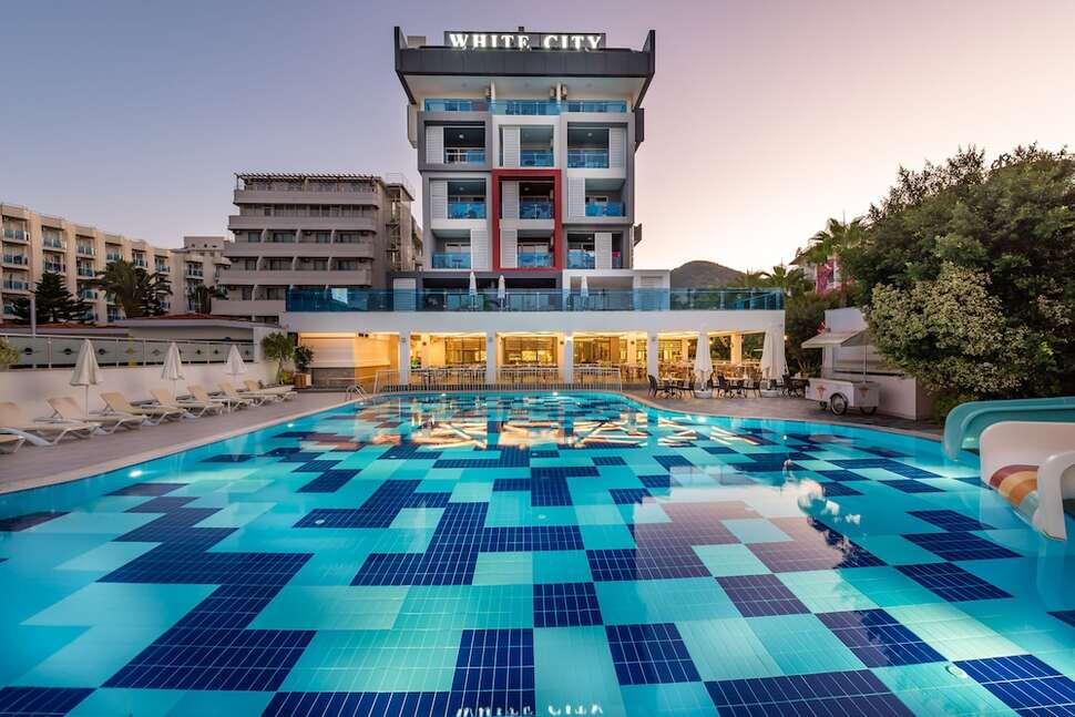Een foto van het zwembad bij White City Beach Hotel