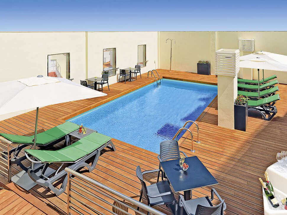 Ein Foto vom Pool im Barcelo Santa Cruz Contemporaneo