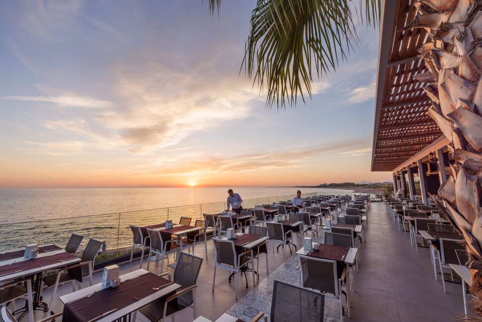 Een foto van het terras bij Flora Garden Beach Hotel