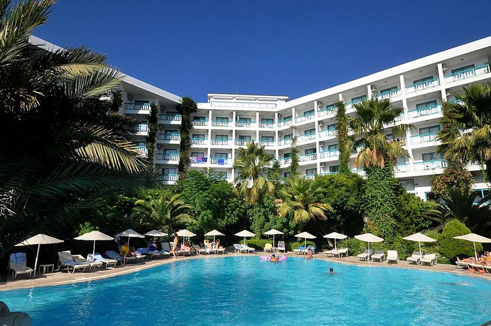 Een foto van het zwembad bij Tropical Beach Hotel