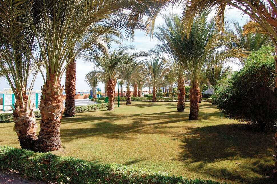 Een foto van het terras bij Menaville Resort