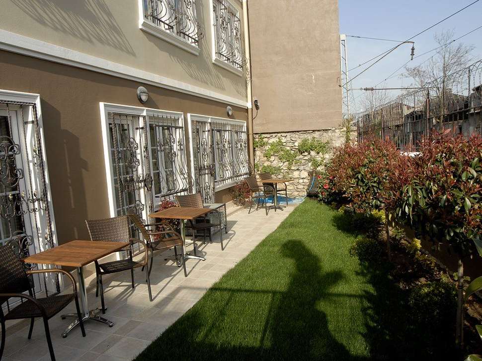 Ein Foto von der Terrasse im Almina Hotel