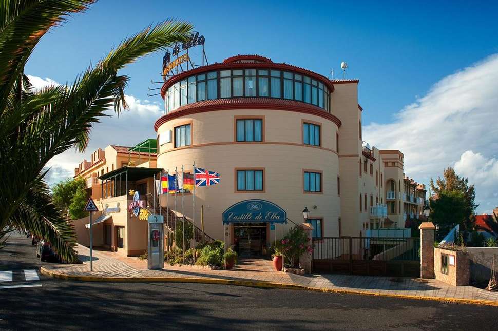 Een foto van de buitenkant van Elba Lucia Sport & Suite Hotel